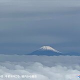 低い雲の上に　雪化粧した富士山の山頂