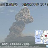 新燃岳で爆発的噴火　噴煙は東へ