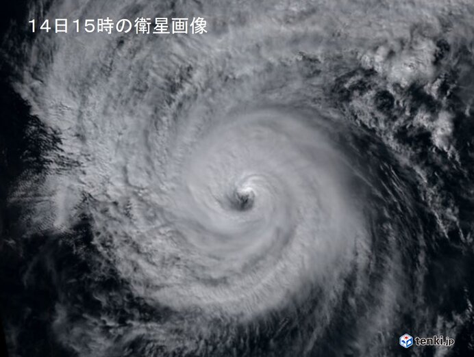 台風22号　最盛期　「非常に強い」勢力　眼もくっきり