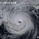 台風22号　最盛期　「非常に強い」勢力　眼もくっきり