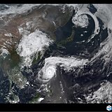 列島　夏と冬が同居　真夏日・台風・北は雪