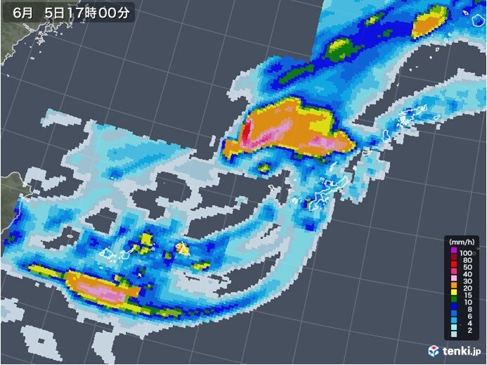 沖縄・奄美　急に雨が強まる