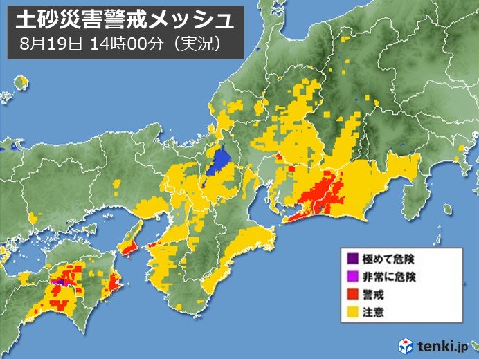 大雨の地域では土砂災害に厳重警戒を