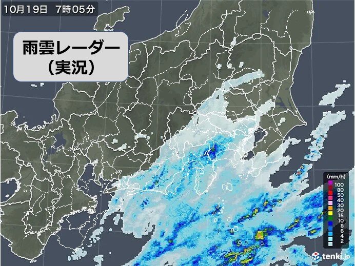 雨が降ったりやんだり　昼間も風が冷たい