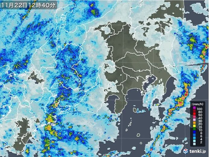 関東　雨雲のすき間も油断禁物　帰宅時間の夕方から夜の初め頃　横殴りの雨の所も