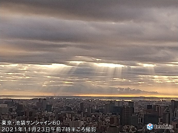 東京都内で「天使のはしご」 関東は天気回復 日中は日差したっぷり(気象予報士 日直主任 2021年11月23日) - tenki.jp