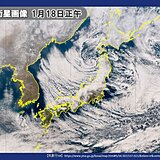 日本海に寒気に伴うスジ状の雲　東北付近に低気圧の渦巻き　夕方は再び大雪に警戒