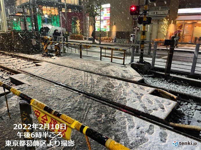 東京都心　およそ1か月ぶりの積雪　あす未明にかけて積雪増加　路面の凍結に注意