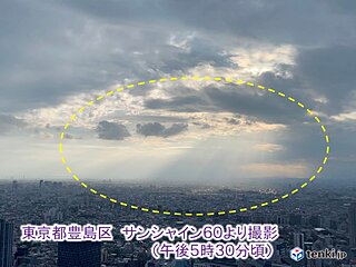 雨雲迫る空に「天使の梯子」今夜の関東は広い範囲で雨　あす18日朝は濃霧に注意