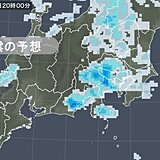 関東　夜の帰宅時間　雨が降る所が多い　空気さらにヒンヤリ　雨具と羽織る物が必要