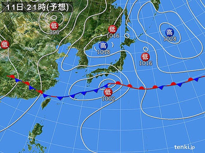 道路が川のようになる激しい雨も