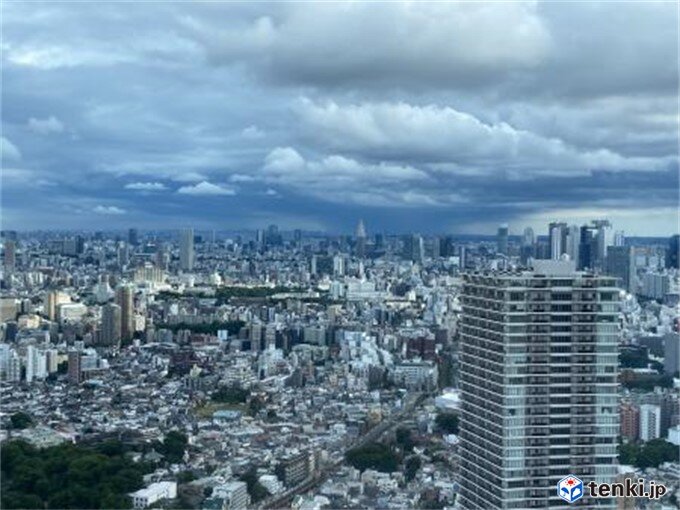 サンシャインより　横浜方面に雨柱　17時20分頃