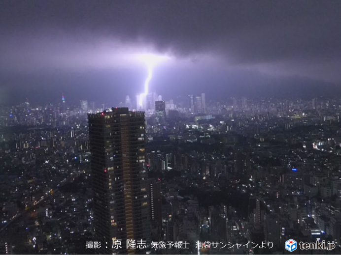 新宿高層ビル群に稲光　27日夜8時過ぎ