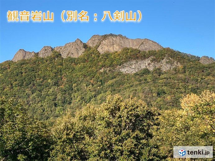 岩でできた八本の剣