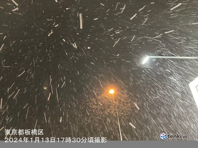 東京都心で初雪　平年より10日遅い観測　路面の凍結に注意