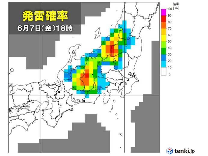 大気の状態が不安定　山沿いに雷雲