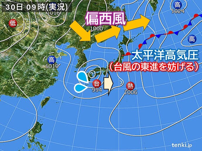 東にある太平洋高気圧　台風の行く手を阻む