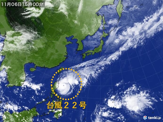 台風22号　非常に強い勢力で西よりへ