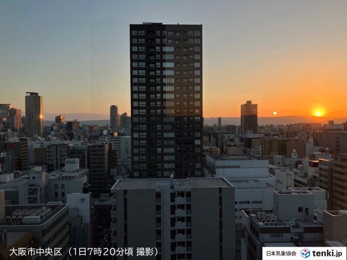 大阪はビルの合間からご来光