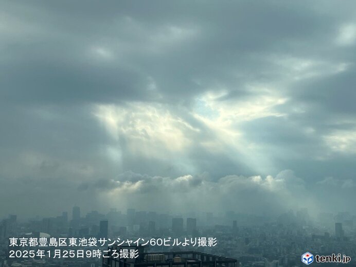 東京都内で薄明光線　関東の沿岸部は雲が多く昼過ぎまで雨も　東京都心など真冬の寒さ