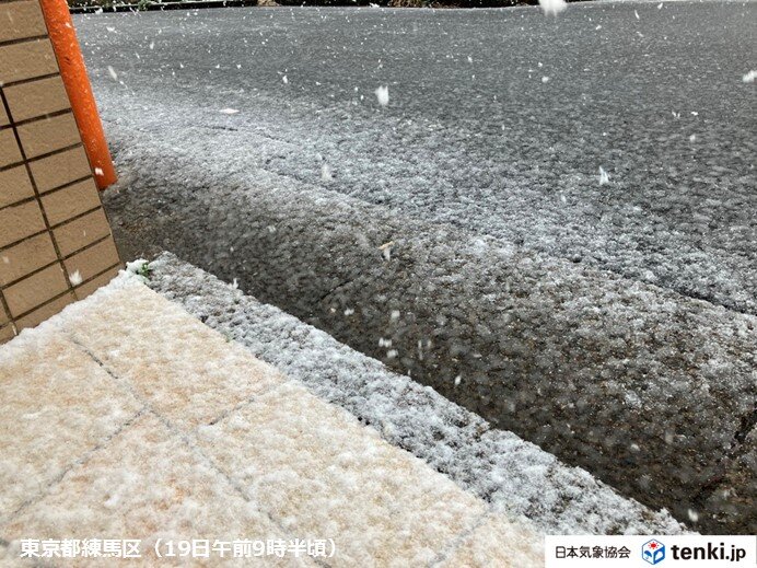 気温が低く東京都内でも雪に