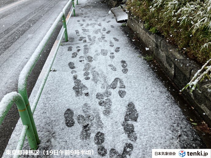 練馬区など東京23区で道路に雪が積もり始める　スリップ事故や転倒に注意