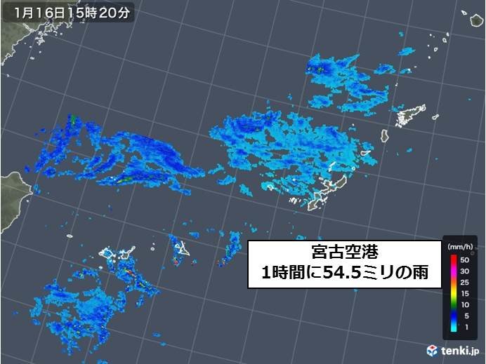 宮古島で滝のような雨　1時間50ミリ以上