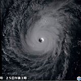 台風2号　2月では初めて猛烈な勢力に