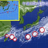 本州の南に発達した積乱雲が散在