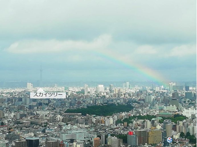 雨一転　都心に大きな虹かかる