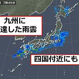 14日　梅雨前線上を低気圧が東進　滝のような雨も