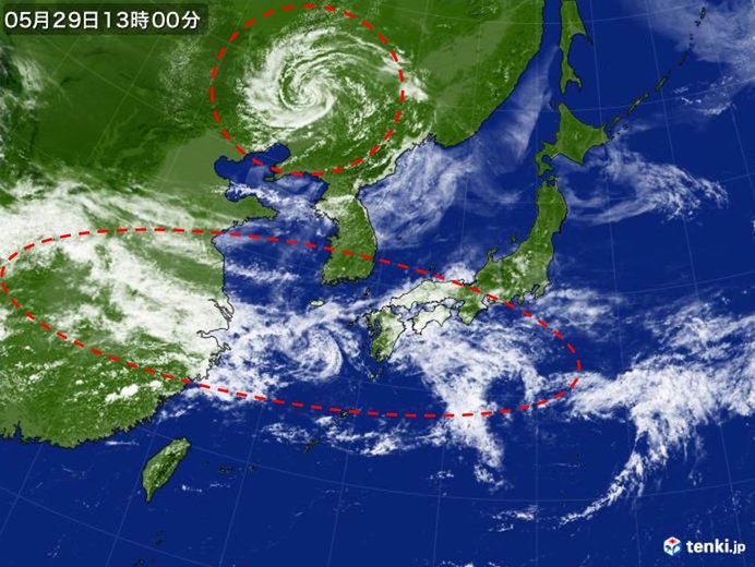 列島は広く雨　帯状の雲と台風のような渦巻