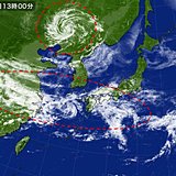 列島は広く雨　帯状の雲と台風のような渦巻