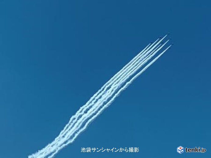 「ブルーインパルス」　東京の青空に映えた白色のスモーク_画像