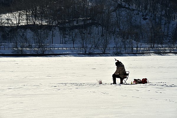 中国では、なんと体温で氷を溶かし、魚をゲットする親孝行伝説も！