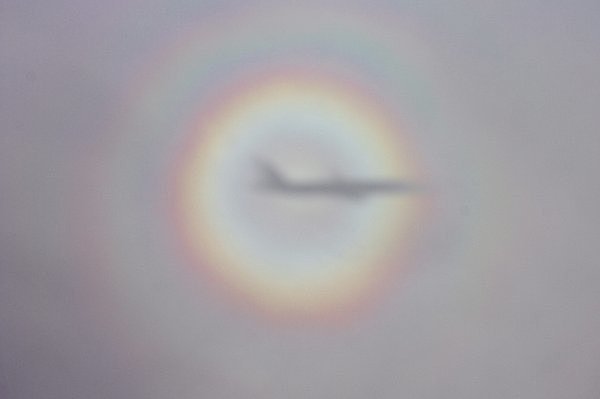 サークル状の丸い虹？飛行機の窓から見えた虹色の輪は？