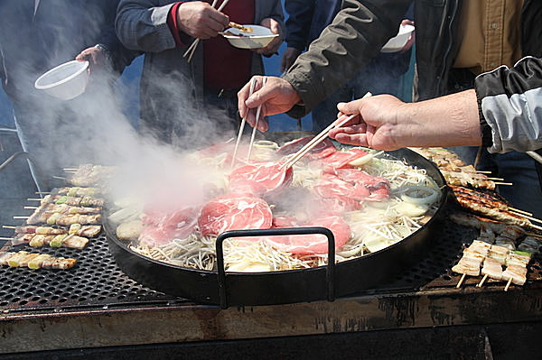 外で豪快にジンギスカン。「豚肉の焼き鳥」も並んでいます。