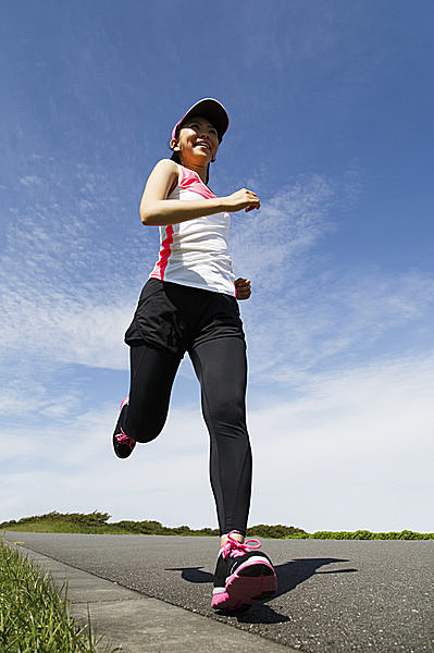 走っているときにお腹が痛くなったら、わき腹を伸ばす。深呼吸も有効。