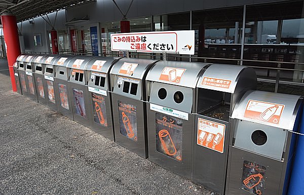 高速道路（SA）のゴミ箱。日本で分別が始まったのは90年代