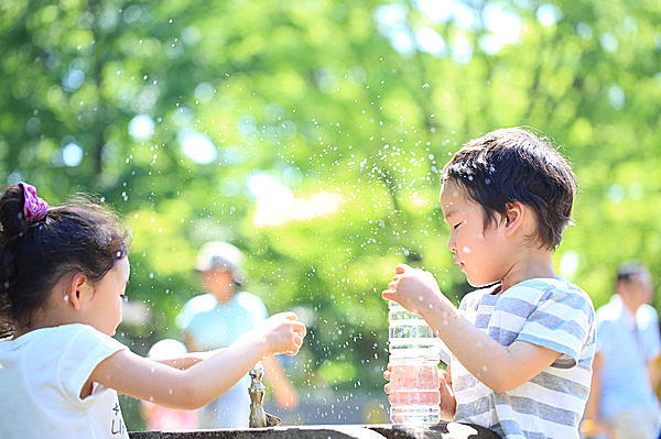 子どもは熱中症にかかりやすいので夏の外遊びはこまめな水分補給を