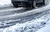 雪どけの季節、雪山の下から出てくる不思議なものたち…