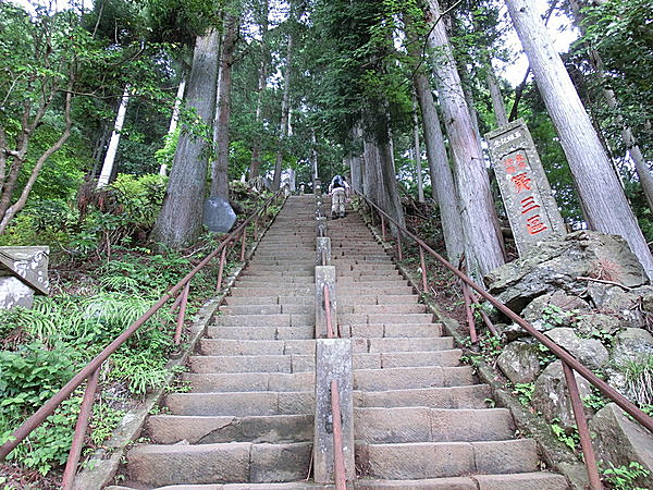 大山阿夫利神社下社から頂上の本社へ向かう石段
