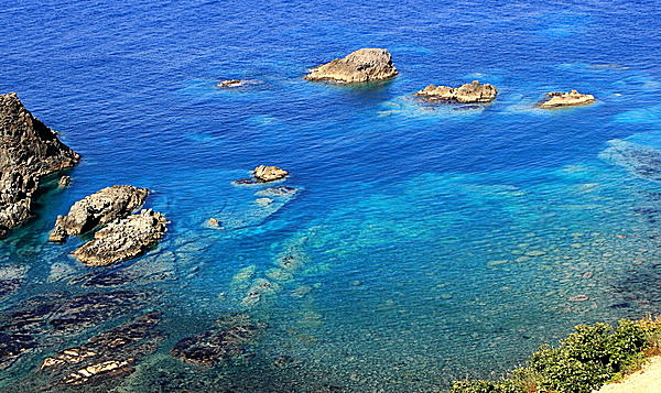 コバルトブルーの海が広がる。