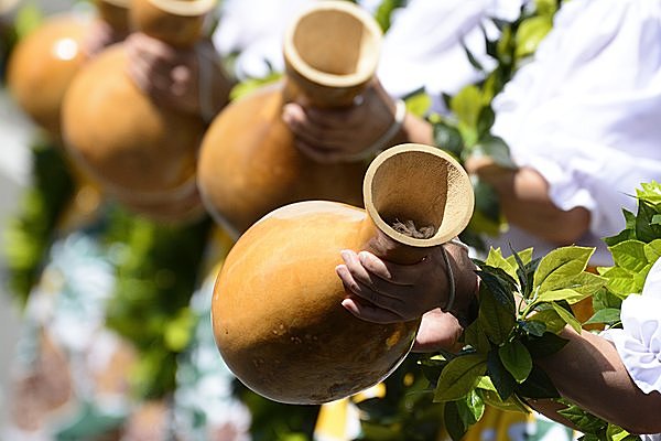 ハワイの伝統楽器「イプ」。指や掌で側面を打ち、音を鳴らします♪