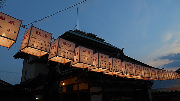 精霊を祭る盂蘭盆（うらぼん）も間近。京都では六道（ろくどう）参りが始まります