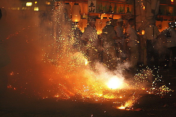 箱ごと爆竹が鳴り響く