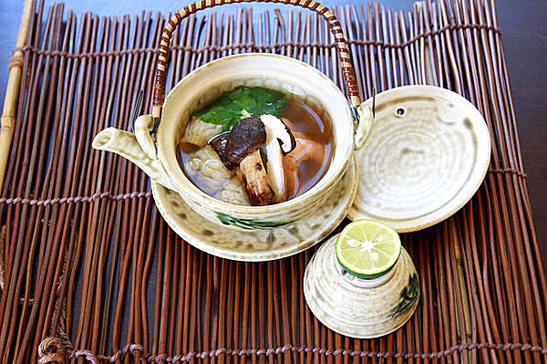 おだしで味わう松茸　土瓶蒸し