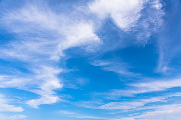 様々な形の秋の雲