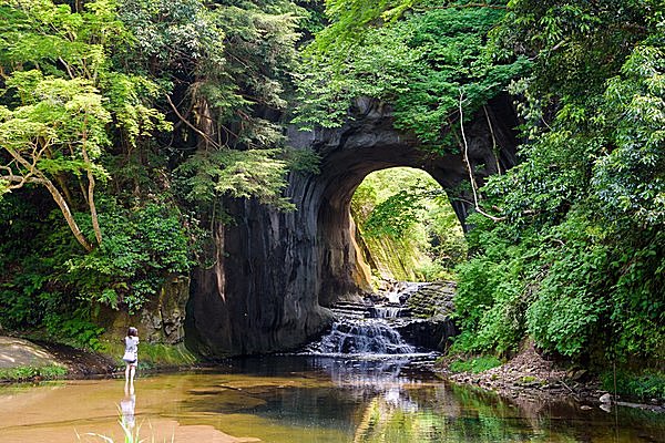 人が掘削したと思えないほど自然に溶け込む。川に入って撮影する人も多い