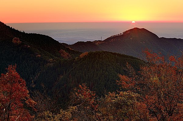 秋の御岳山と日の出